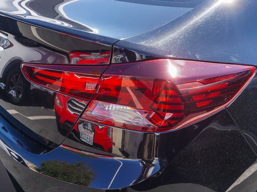 Used 2019 Black Hyundai SE image 7