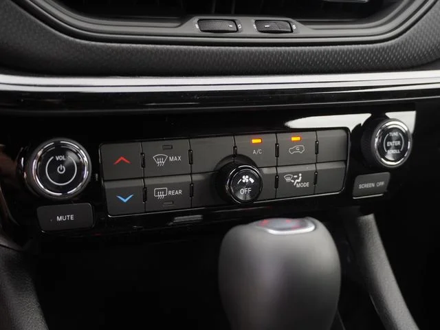 New 2026 Diamond Black Crystal Pearl-Coat Exterior Paint Jeep Latitude image 23