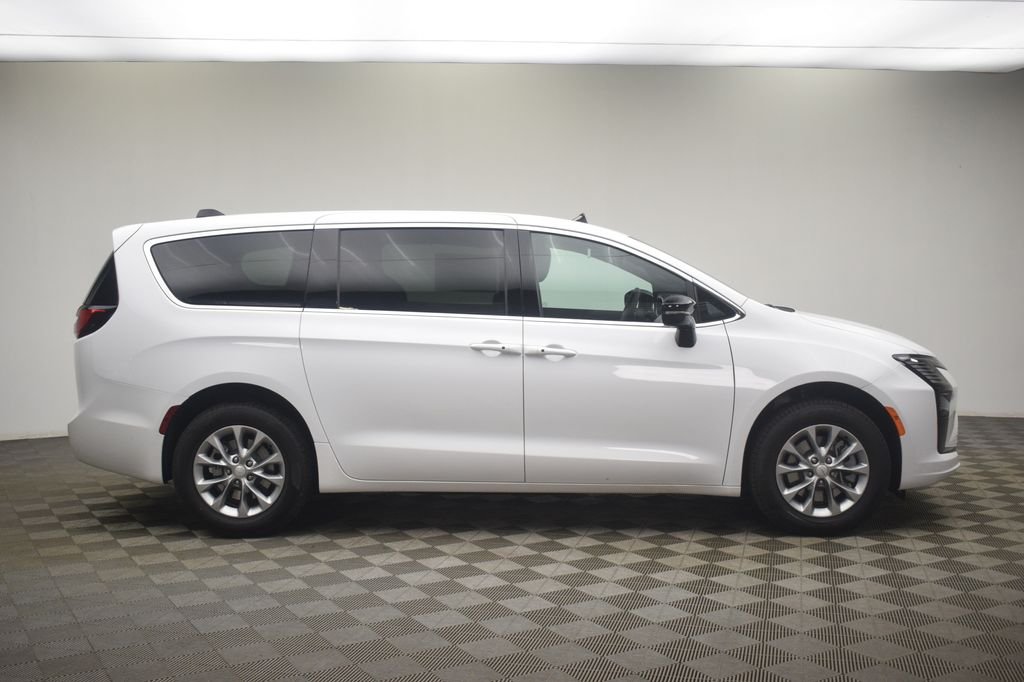 New 2027 Bright White Clear-Coat Exterior Paint Chrysler Select image 3