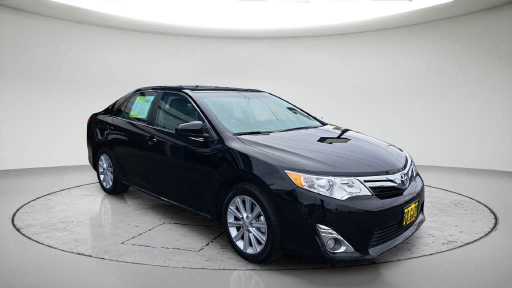 Used 2014 Black Toyota XLE image 4