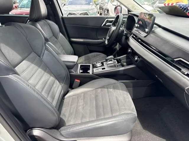 Used 2023 White Mitsubishi SE image 14