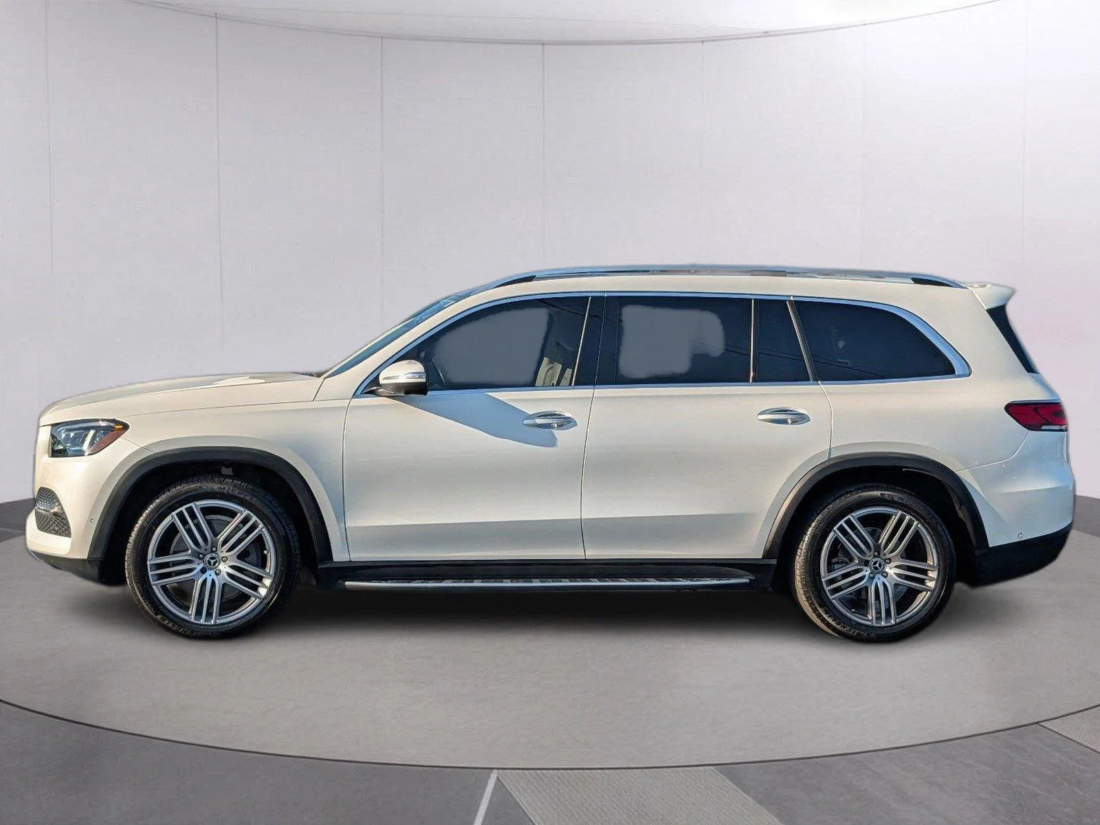 Used 2022 MANUFAKTUR Diamond White Bright Mercedes-Benz GLS 450 image 2