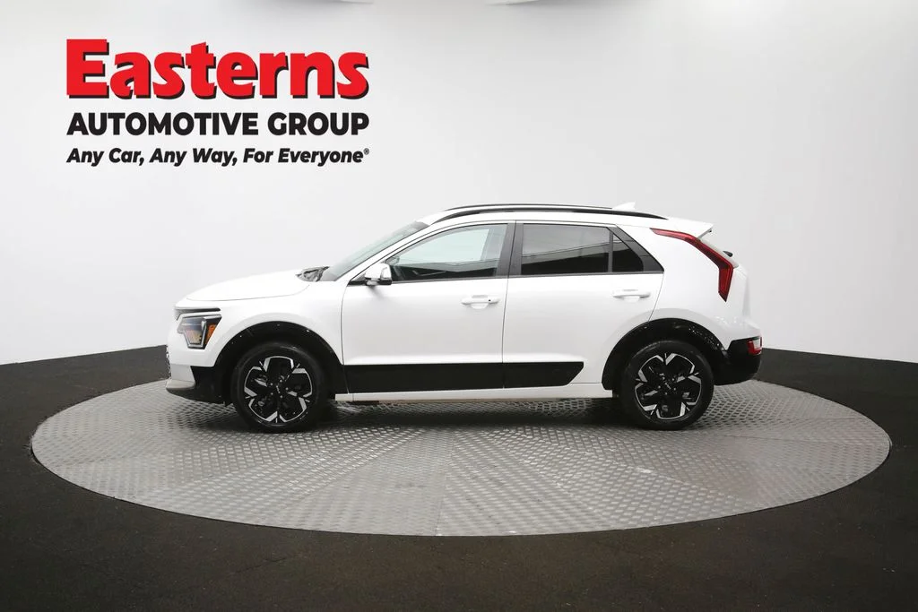 Used 2023 White Kia Wind image 59