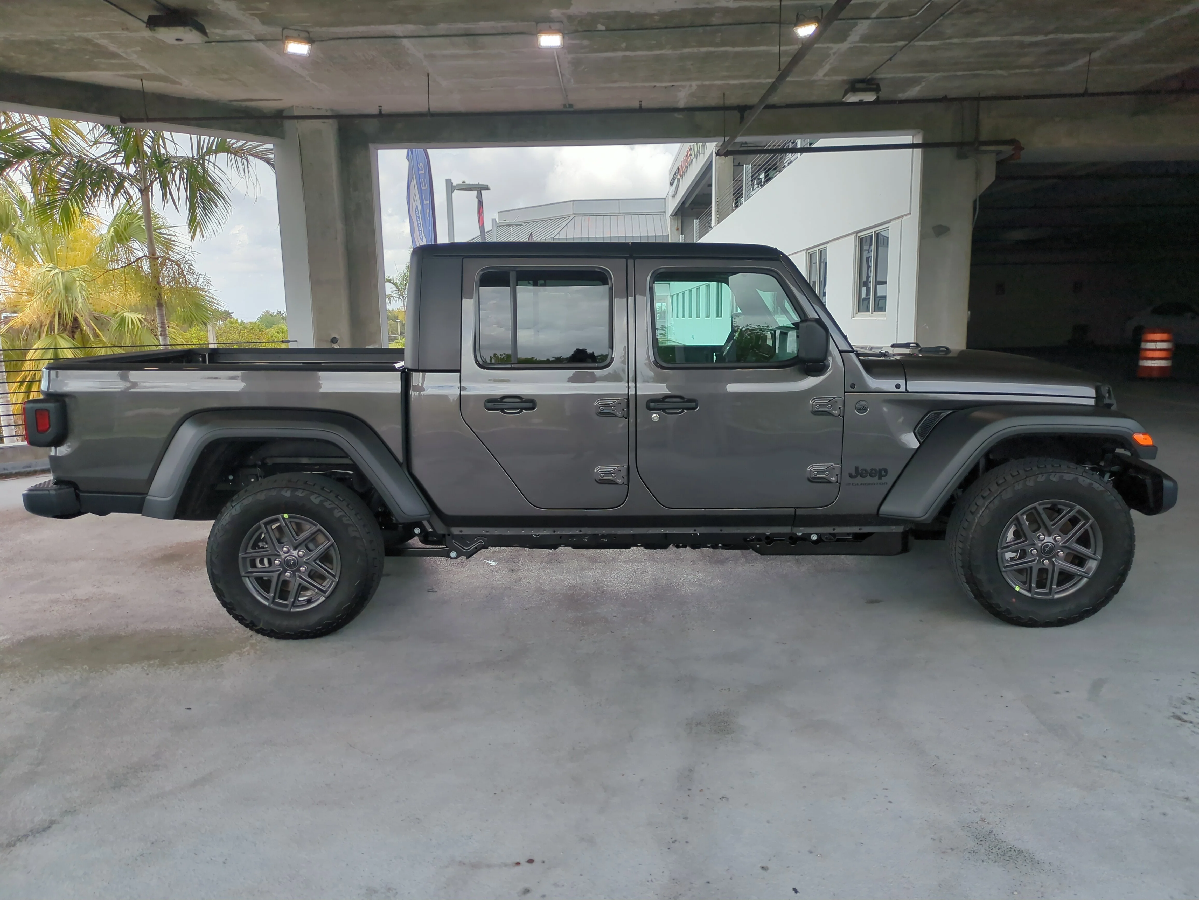 New 2026 Granite Crystal Metallic Clear-Coat Exterior Paint Jeep Sport S image 3