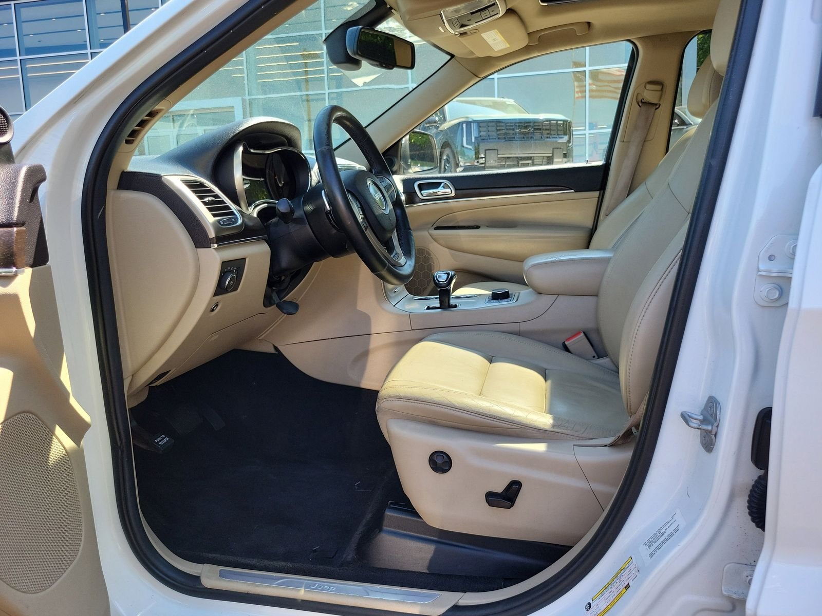 Used 2014 White Jeep Limited image 9