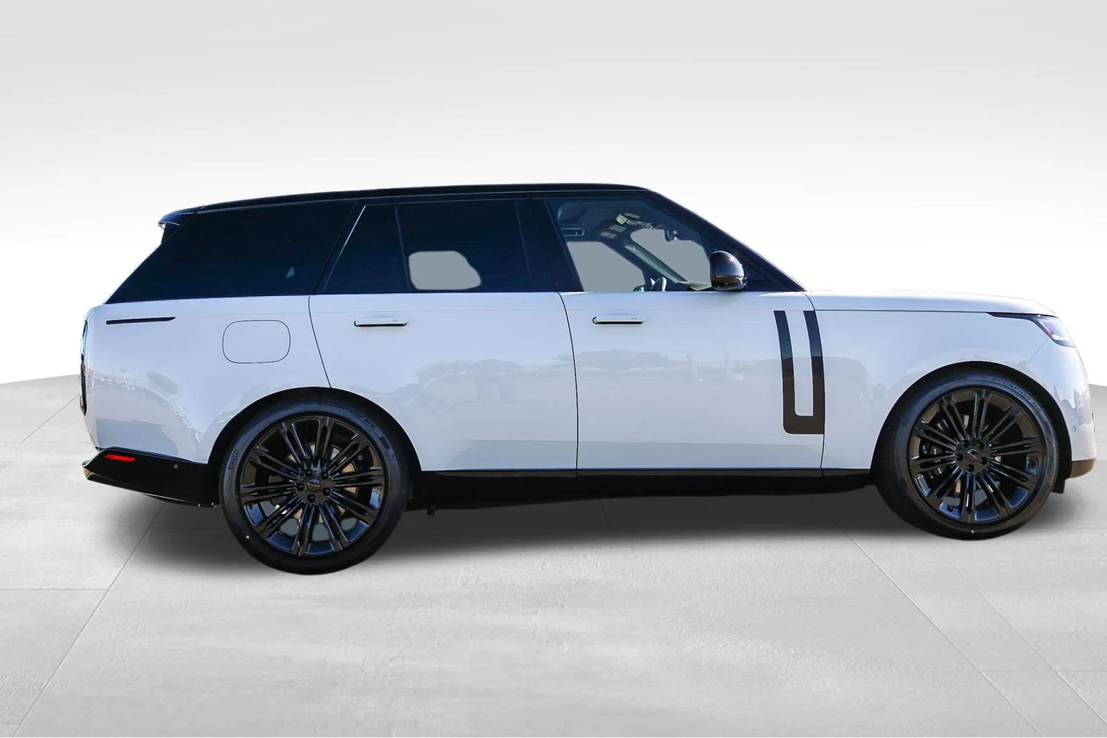New 2026 Fuji White Land Rover SE image 4