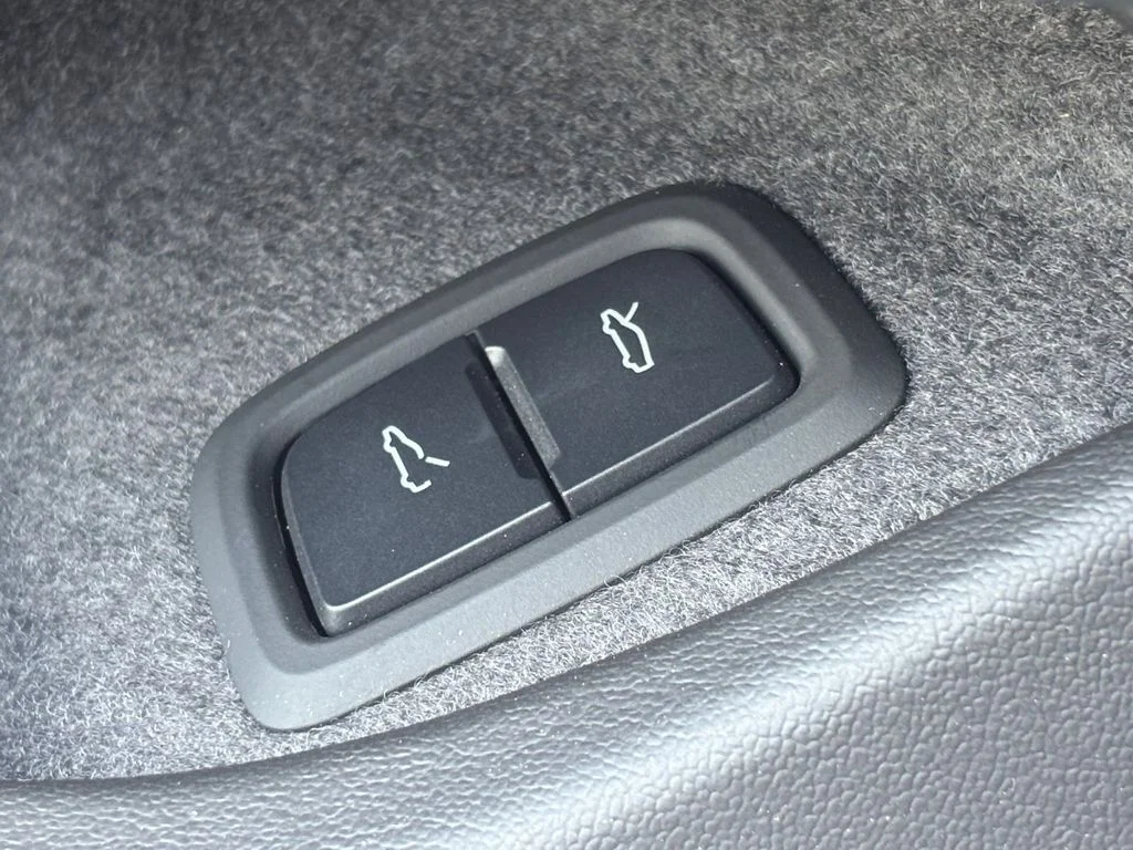 Used 2023 White Chevrolet Stingray image 12