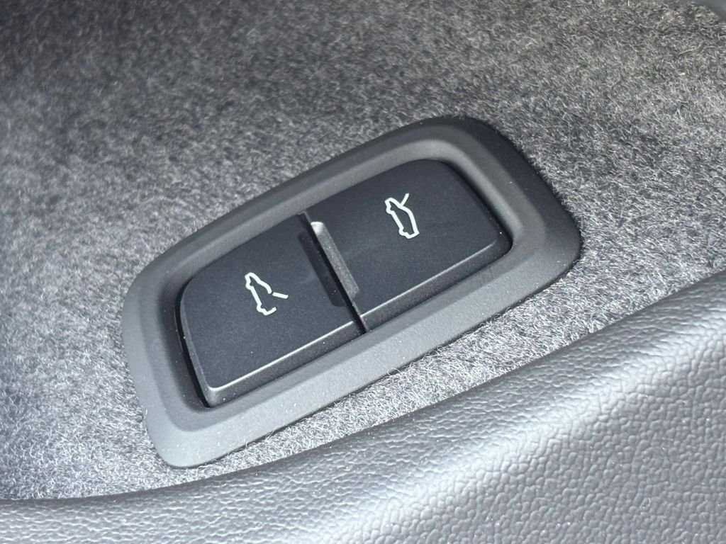 Used 2023 White Chevrolet Stingray image 12