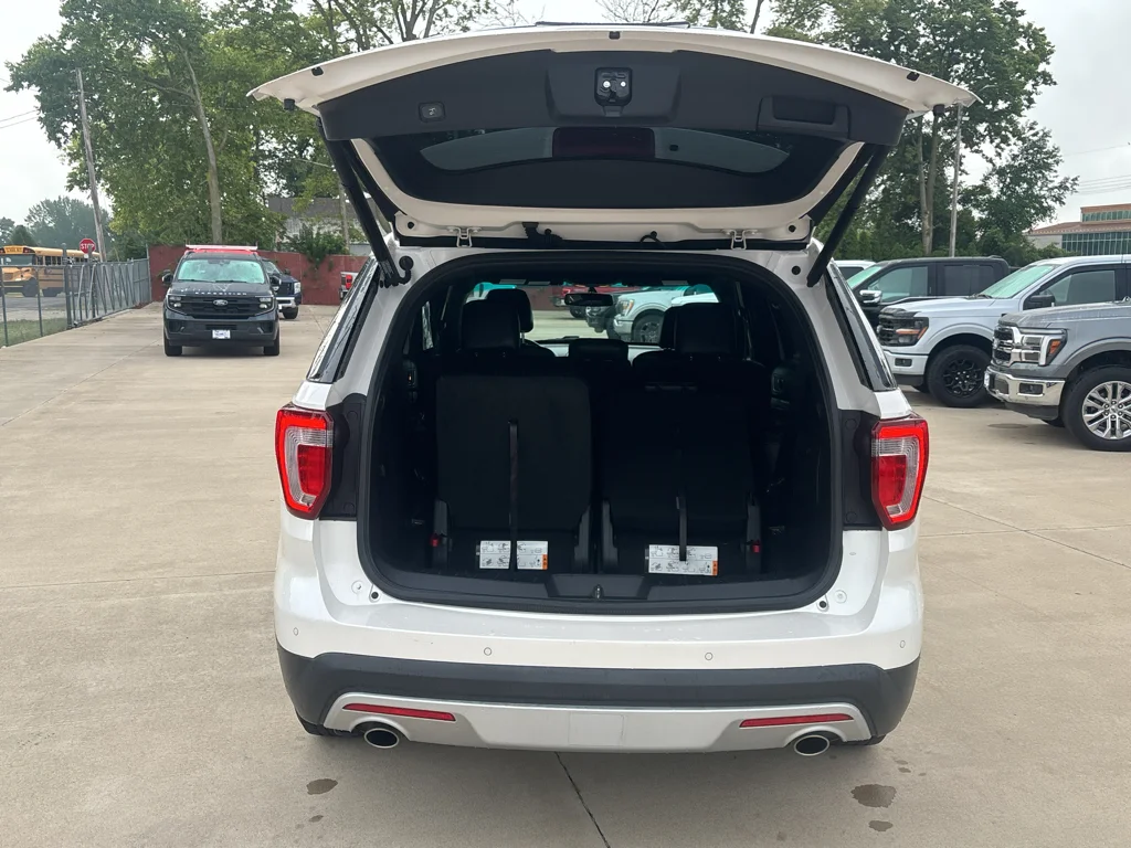 Used 2017 White Platinum Tri-Coat Metallic Ford XLT image 11