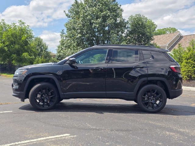 New 2026 Diamond Black Crystal Pearl-Coat Exterior Paint Jeep Latitude image 22