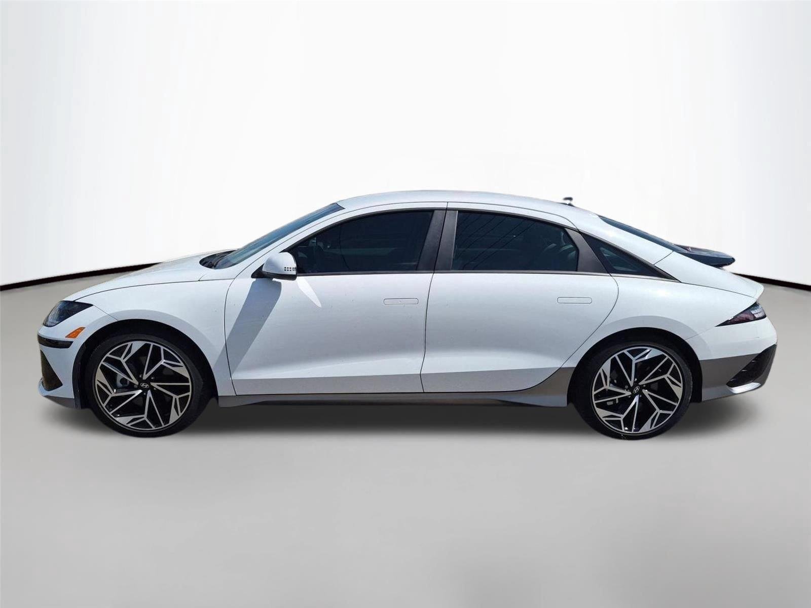 Used 2024 White Hyundai SEL image 2
