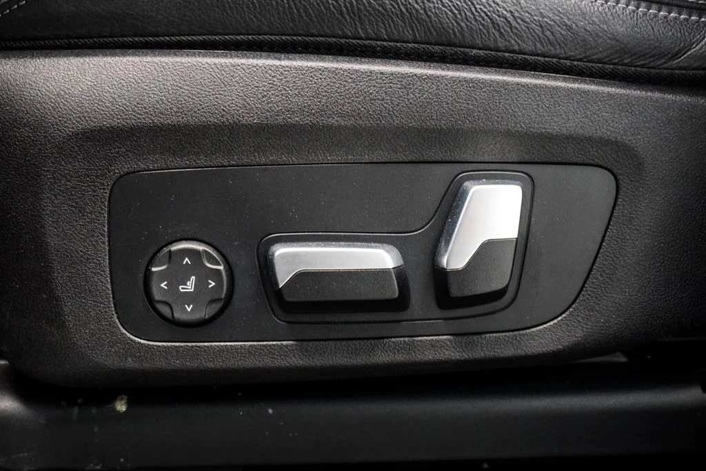 Used 2022 Black BMW sDrive30i image 7
