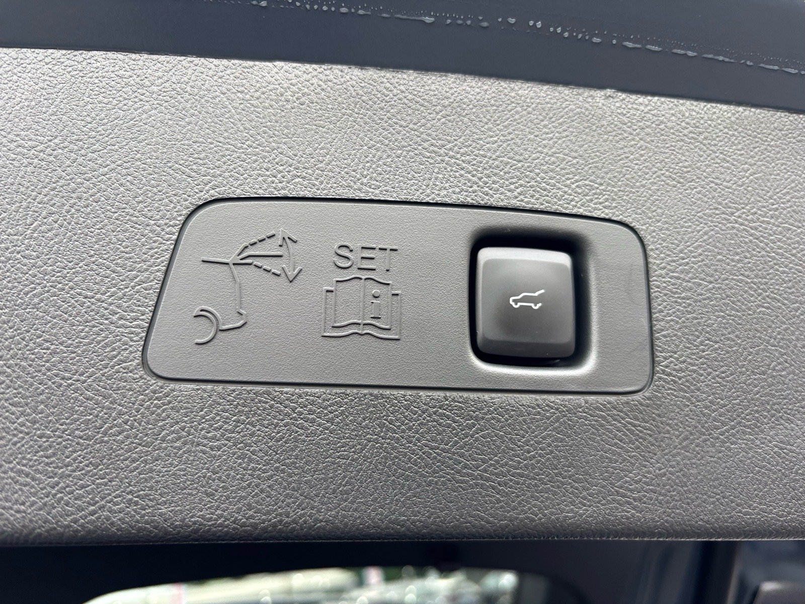 Used 2025 Whisper White Lincoln PREMIERE image 12
