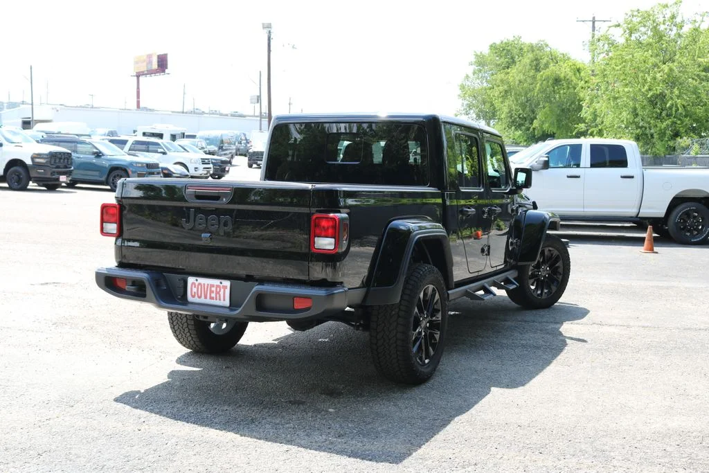 Used 2024  Jeep Sport image 5
