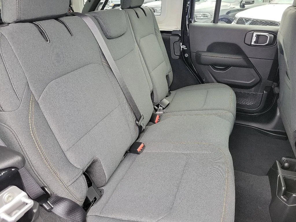 2025 Jeep Wrangler 4-Door Sahara - Photo 16