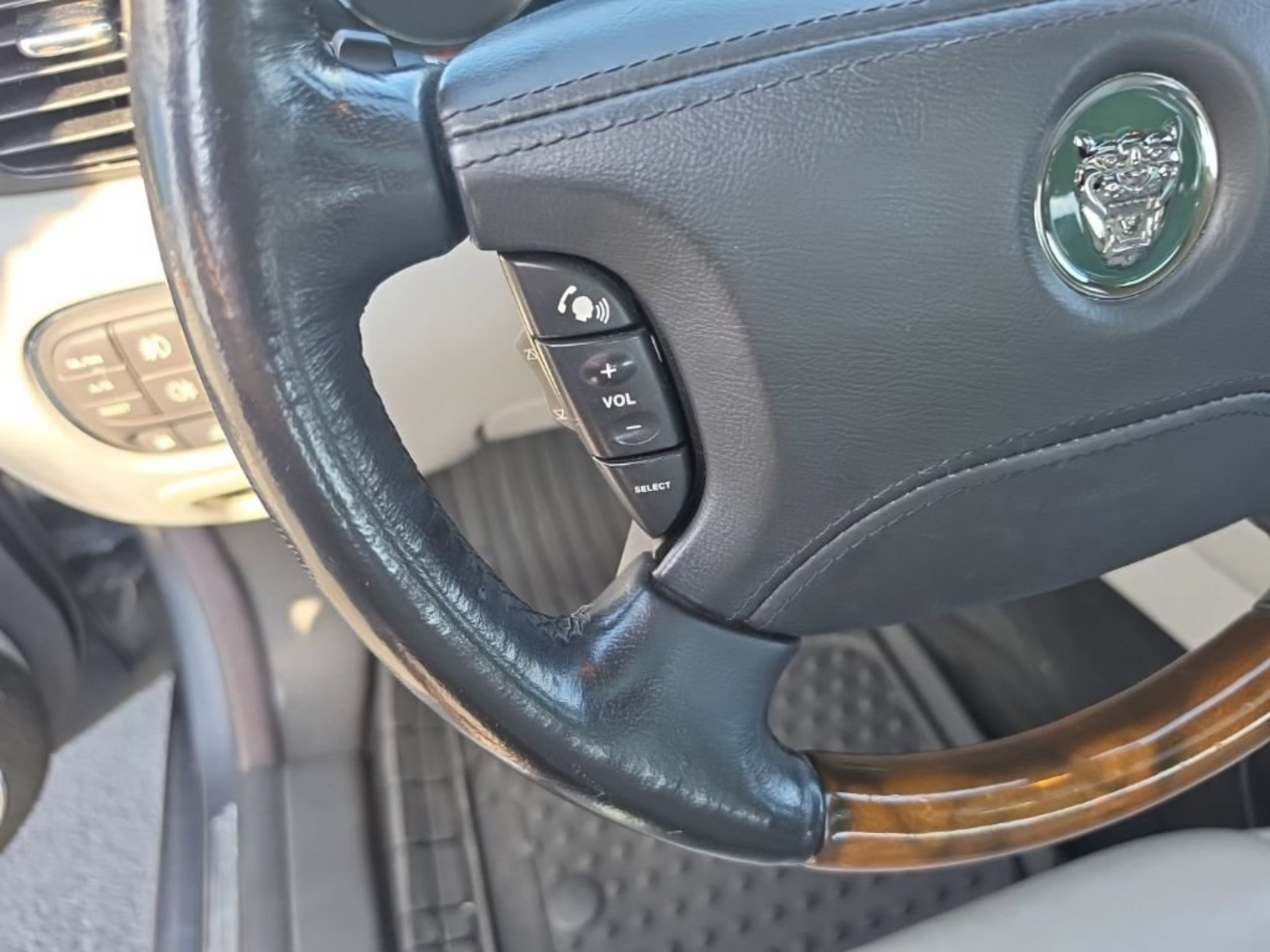 Used 2004  Jaguar XJR image 14