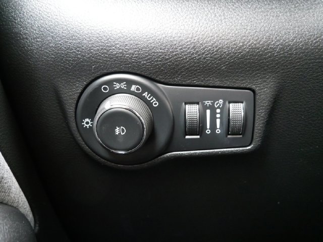 Used 2024 White Jeep Latitude image 21