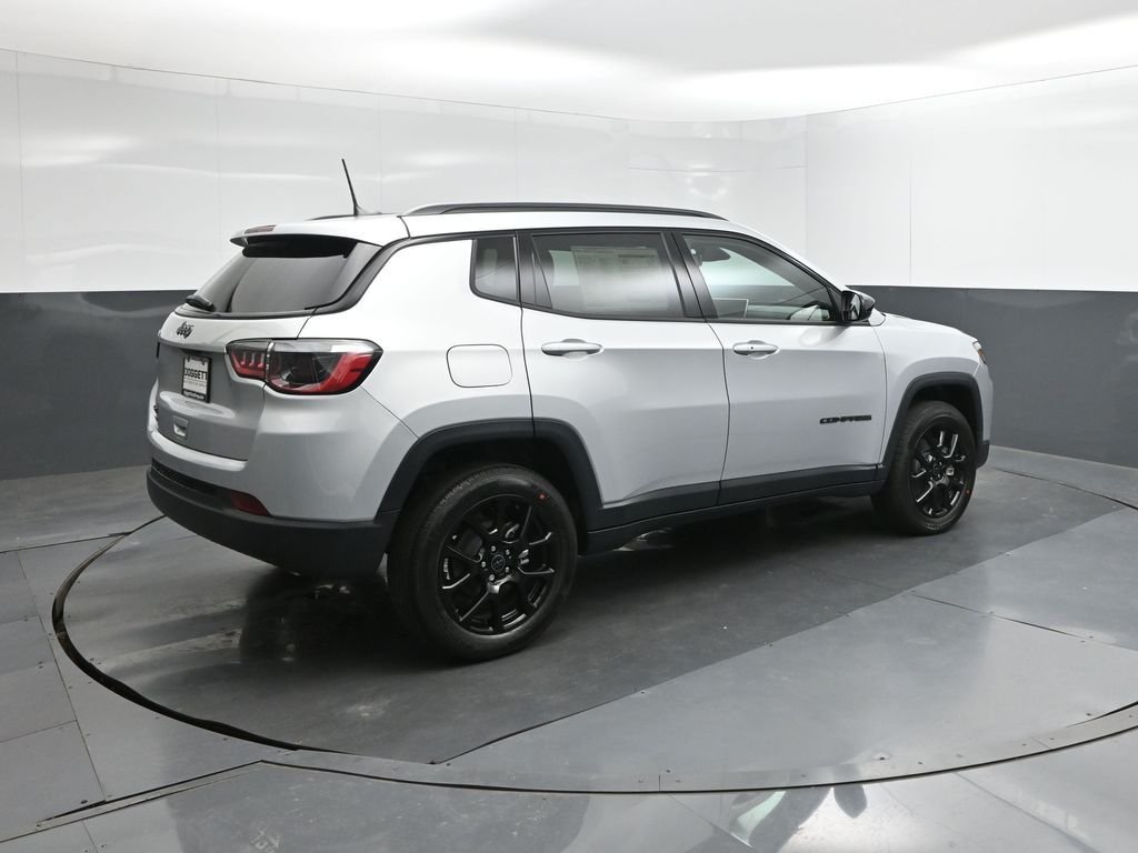 New 2026 Silver Zynith Metallic Clearcoat Jeep Latitude image 8