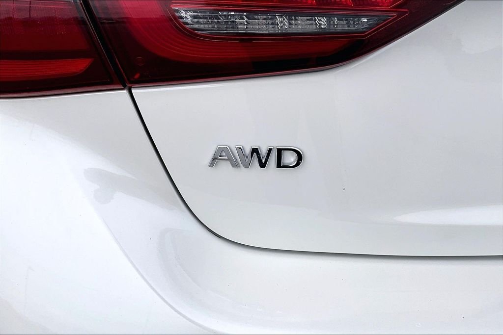 Used 2019 White INFINITI Red Sport 400 image 32