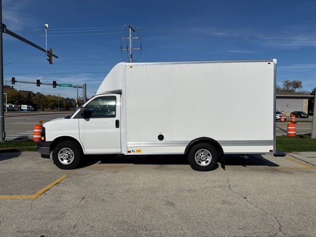 New 2025 Summit White Chevrolet 1WT image 3