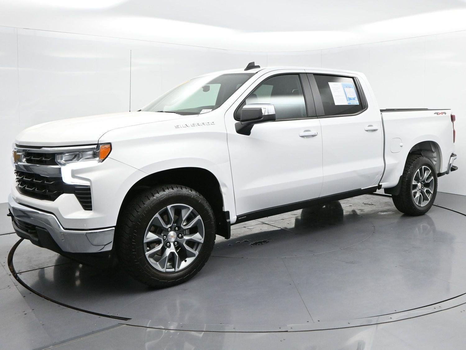 Used 2025 Summit White Chevrolet LT image 4