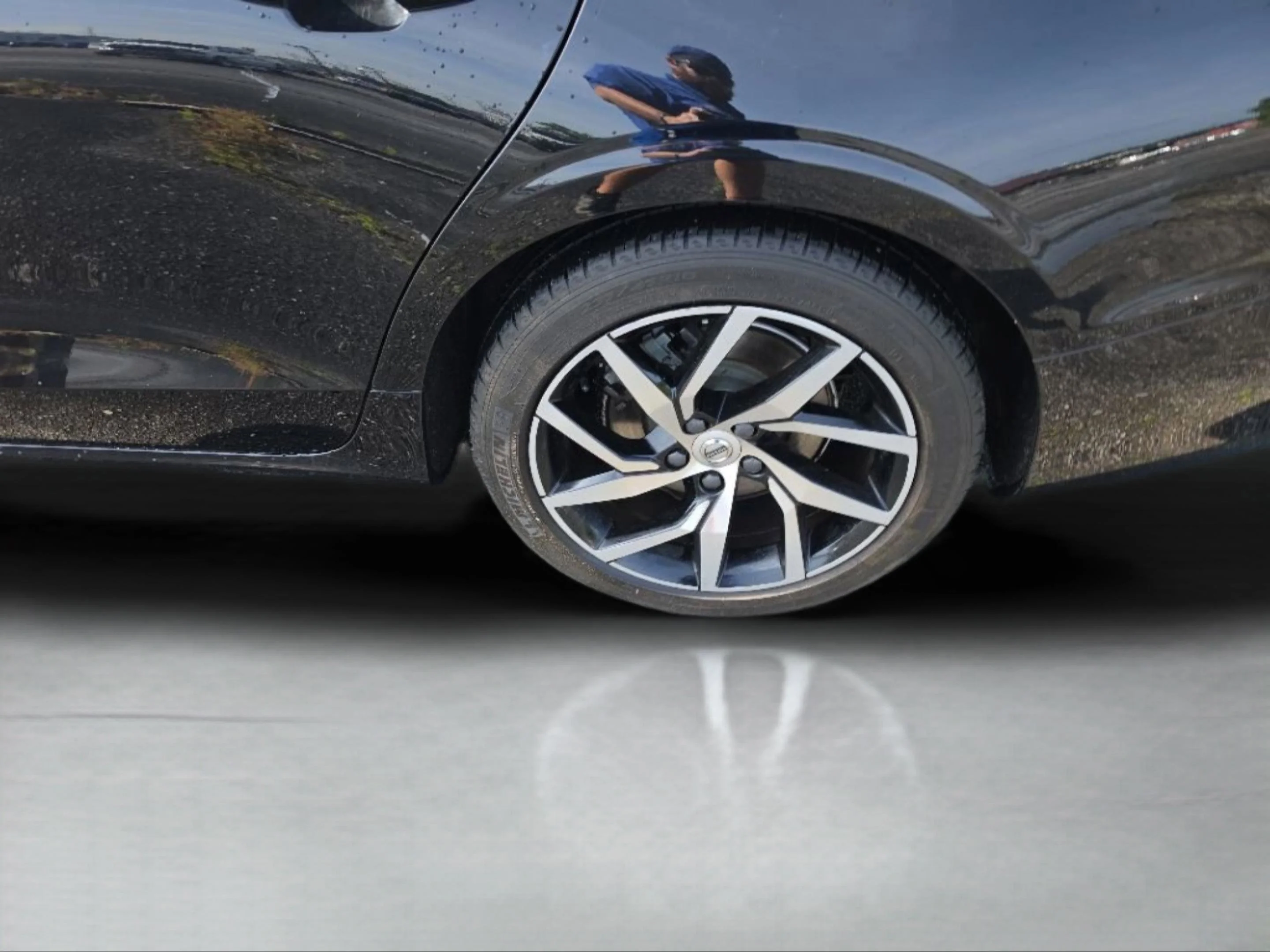 Used 2020 Black Volvo Momentum image 31