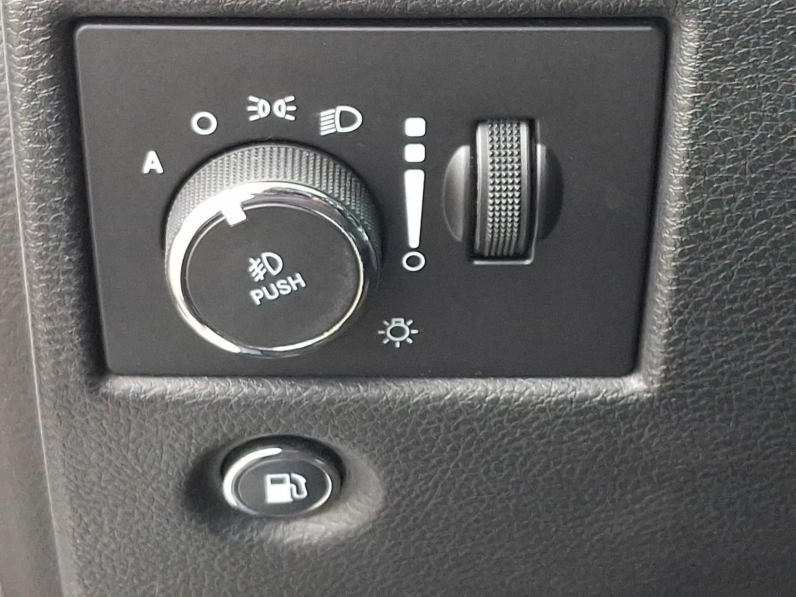 Used 2018 Bright White Clearcoat Jeep Altitude image 25