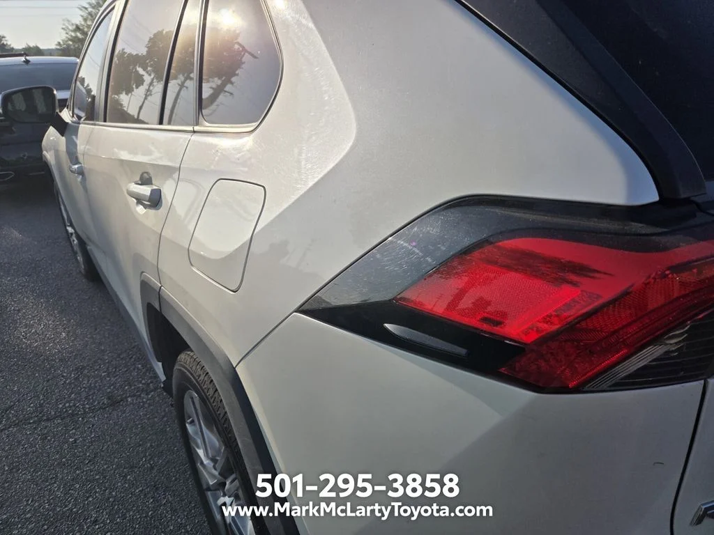 Used 2021 White Toyota XLE Premium image 9