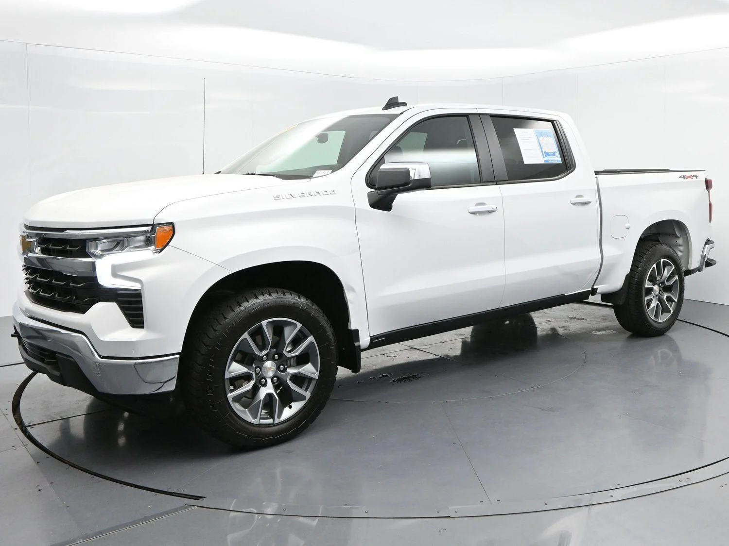 Used 2025 Summit White Chevrolet LT image 4