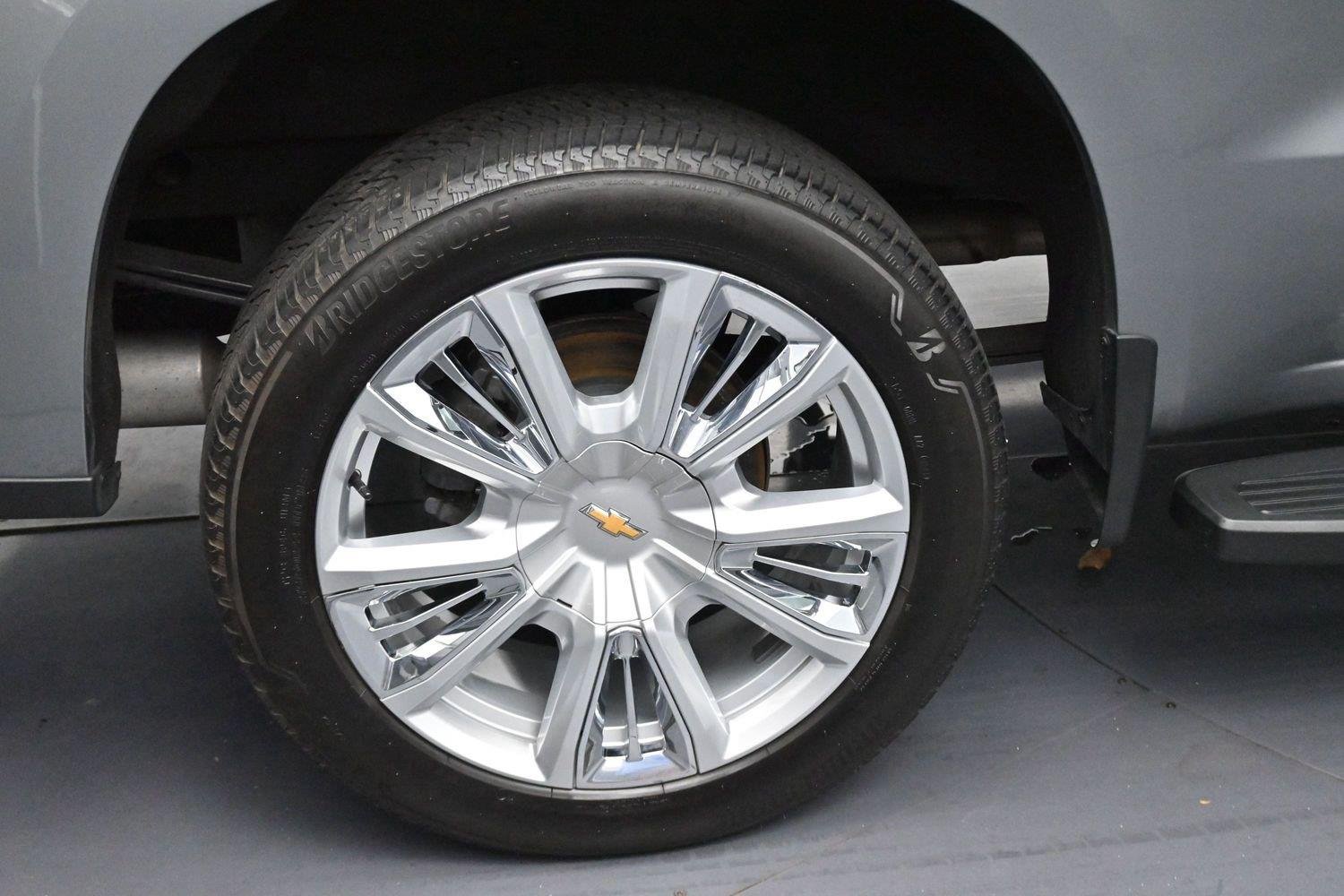 Used 2023 STERLING GRAY METALLIC Chevrolet High Country image 34