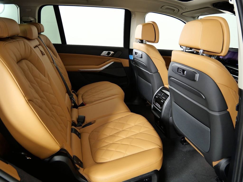 Used 2026 Skyscraper Grey Metallic BMW xDrive40i image 27
