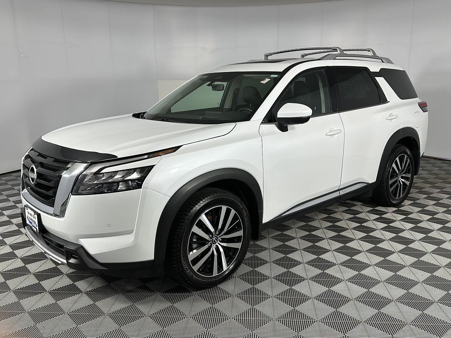 Certified Used 2025 Everest White Pearl Tricoat Nissan Platinum image 19