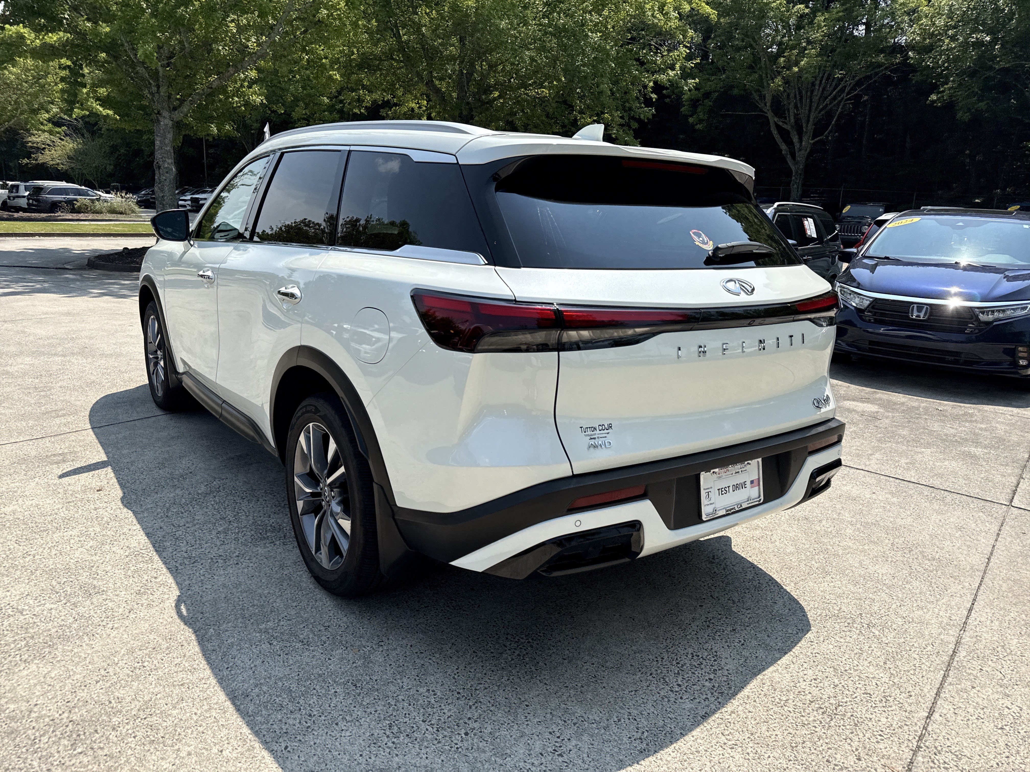 Used 2023 Majestic White INFINITI LUXE image 7