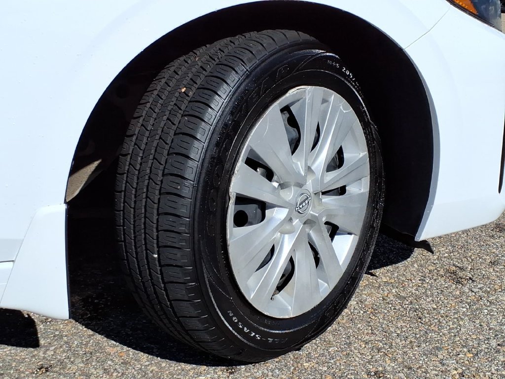 Used 2024 Cloud White Nissan S image 9