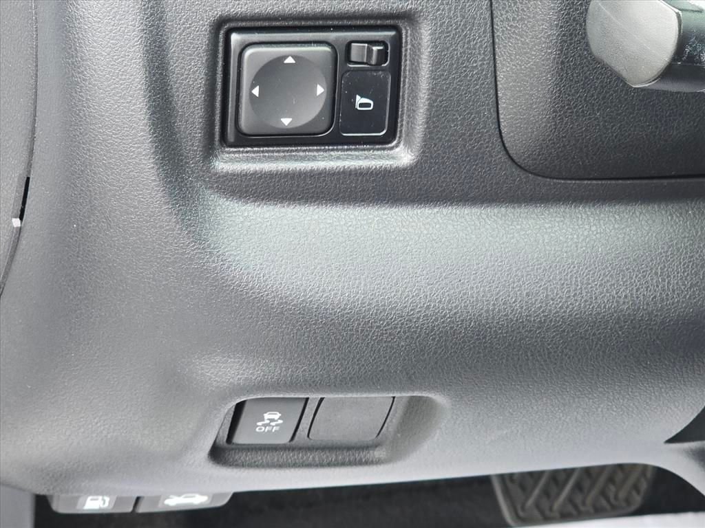 Used 2018 White Nissan 1.6 SV image 8