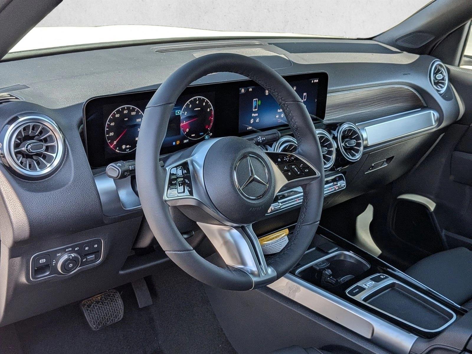 New 2026 Polar White Mercedes-Benz GLB250 image 3