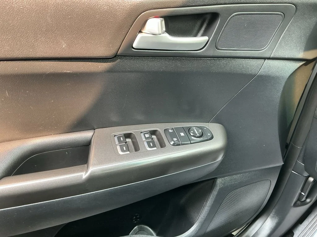 Used 2018 White Kia LX image 10