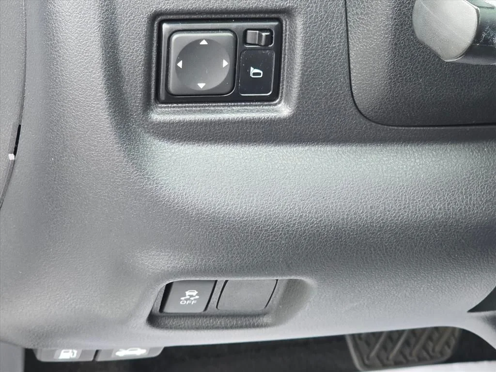 Used 2018 White Nissan 1.6 SV image 8