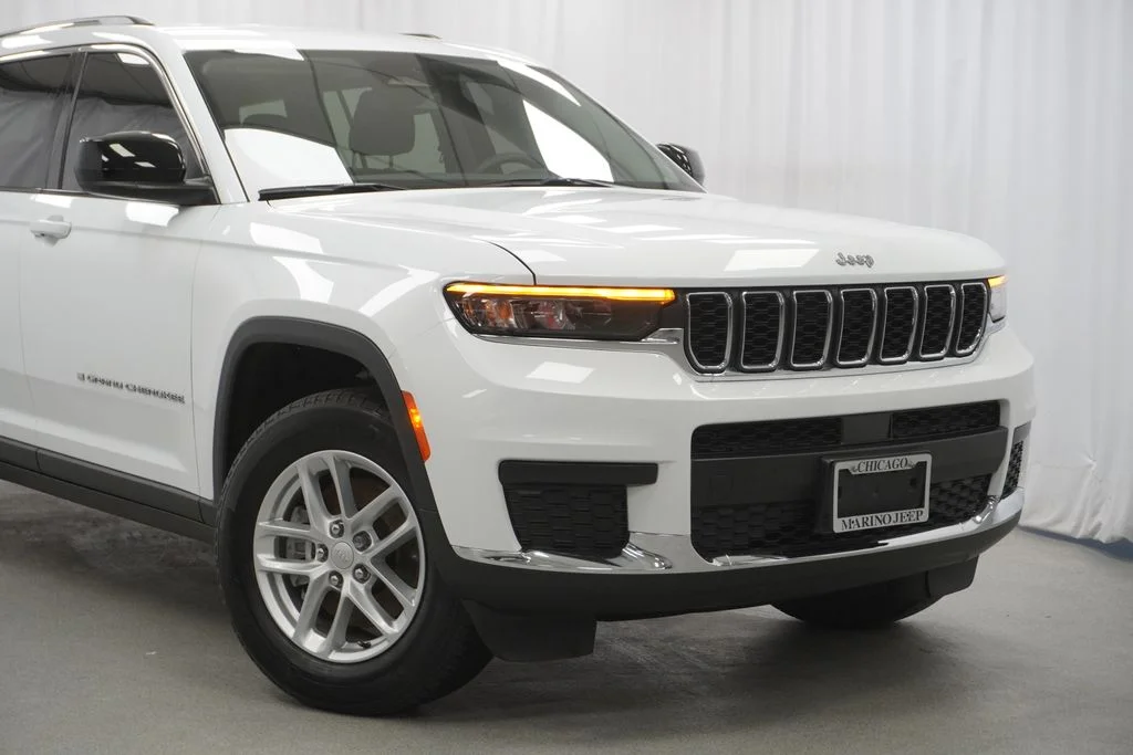 Used 2023 White/off-white Jeep Laredo image 3