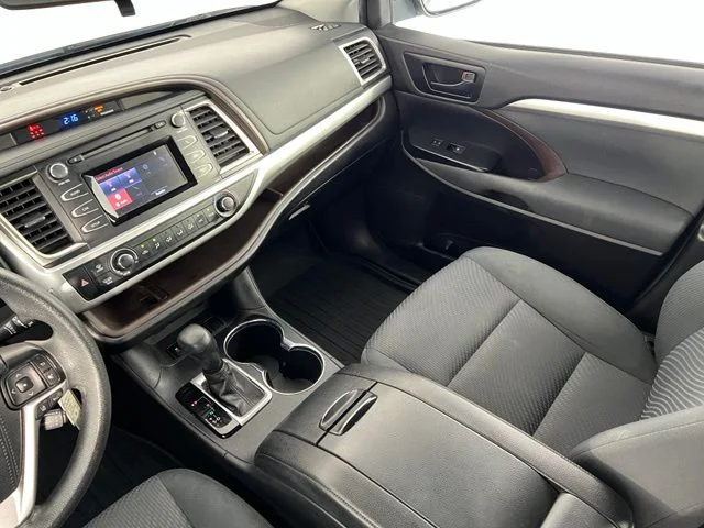 Used 2019 White Toyota LE image 27