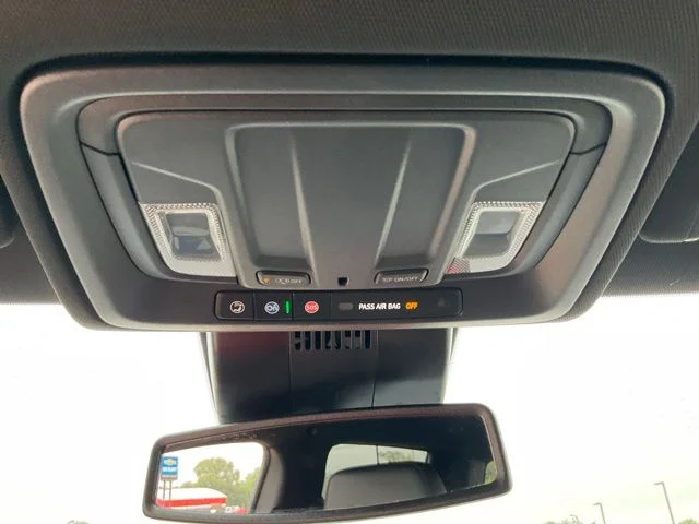 Used 2025 White GMC AT4 image 33
