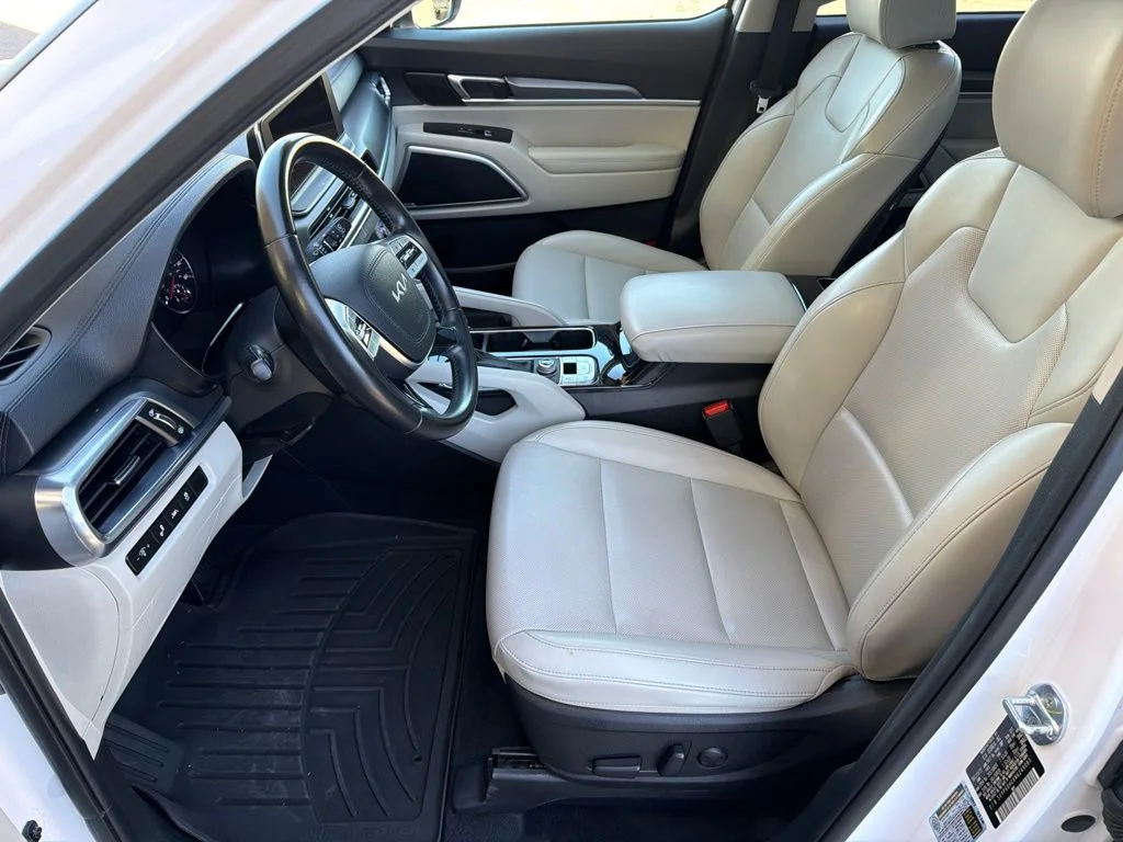 Used 2022 White Kia S image 18