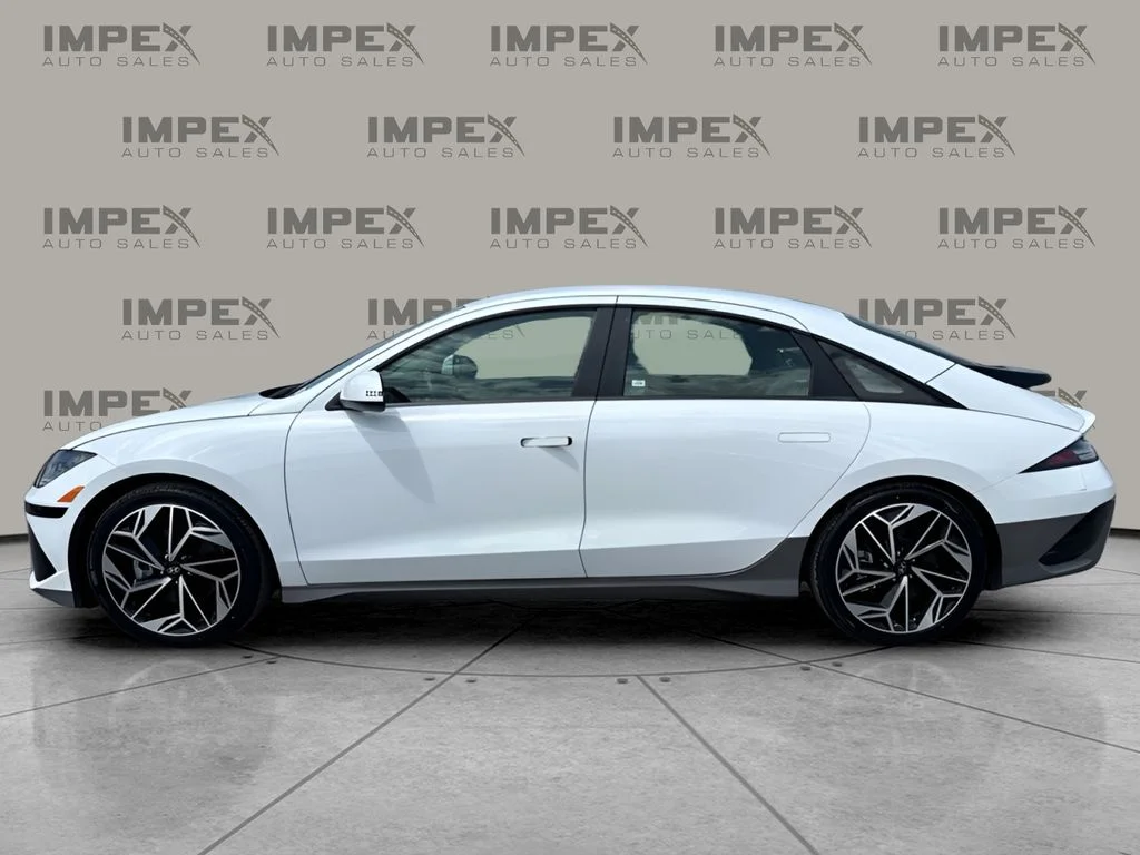 Used 2025 White Hyundai SEL image 2
