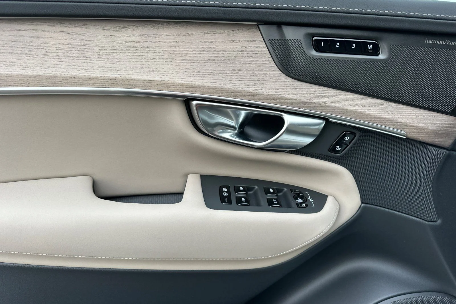 2026 Volvo XC90 Plus - Photo 10