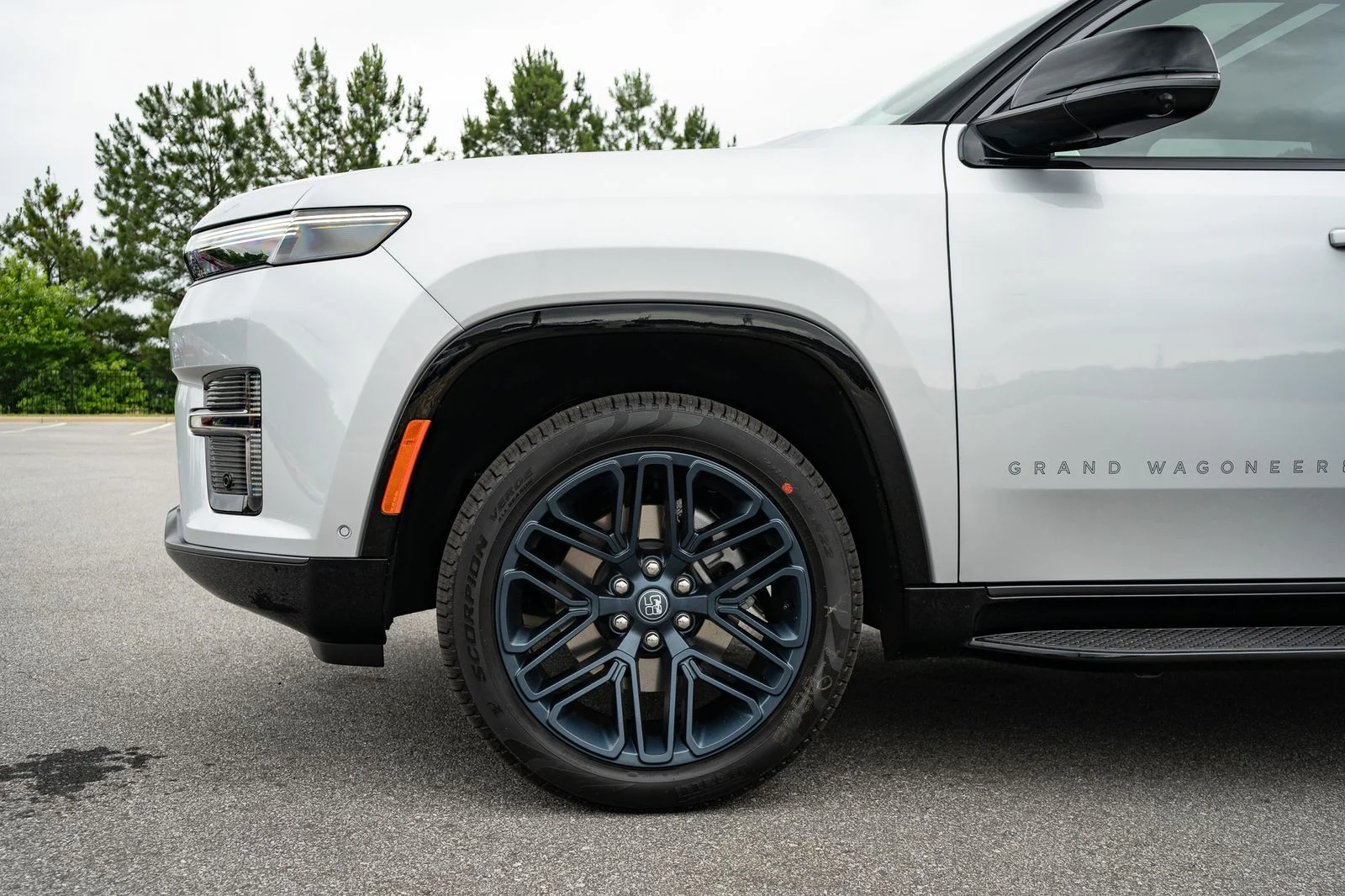 New 2026 Silver-Zynith Exterior Paint Jeep 85th Anniversary Edition image 4