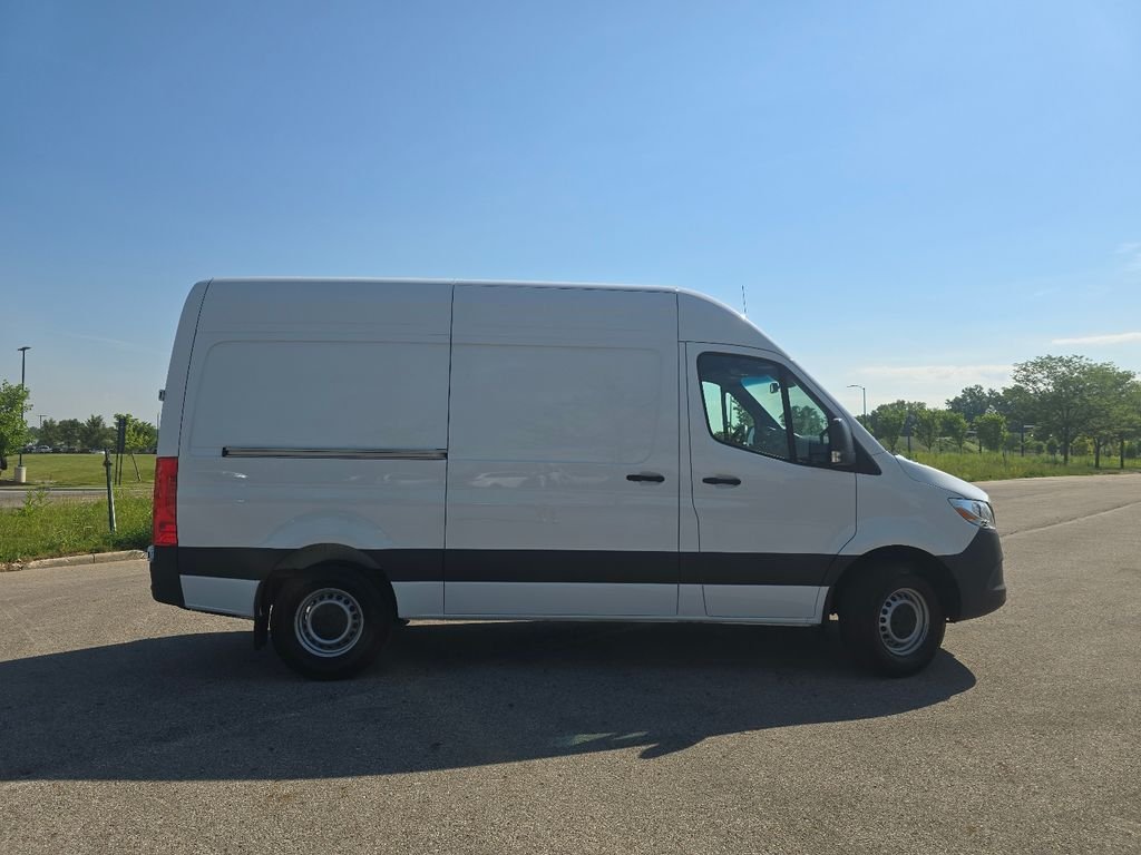 Used 2025  Mercedes-Benz Cargo 144 WB image 11