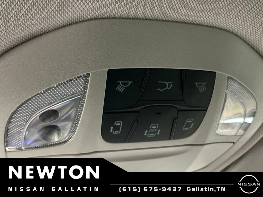 Used 2023 Bright White Clearcoat Chrysler Touring L image 25