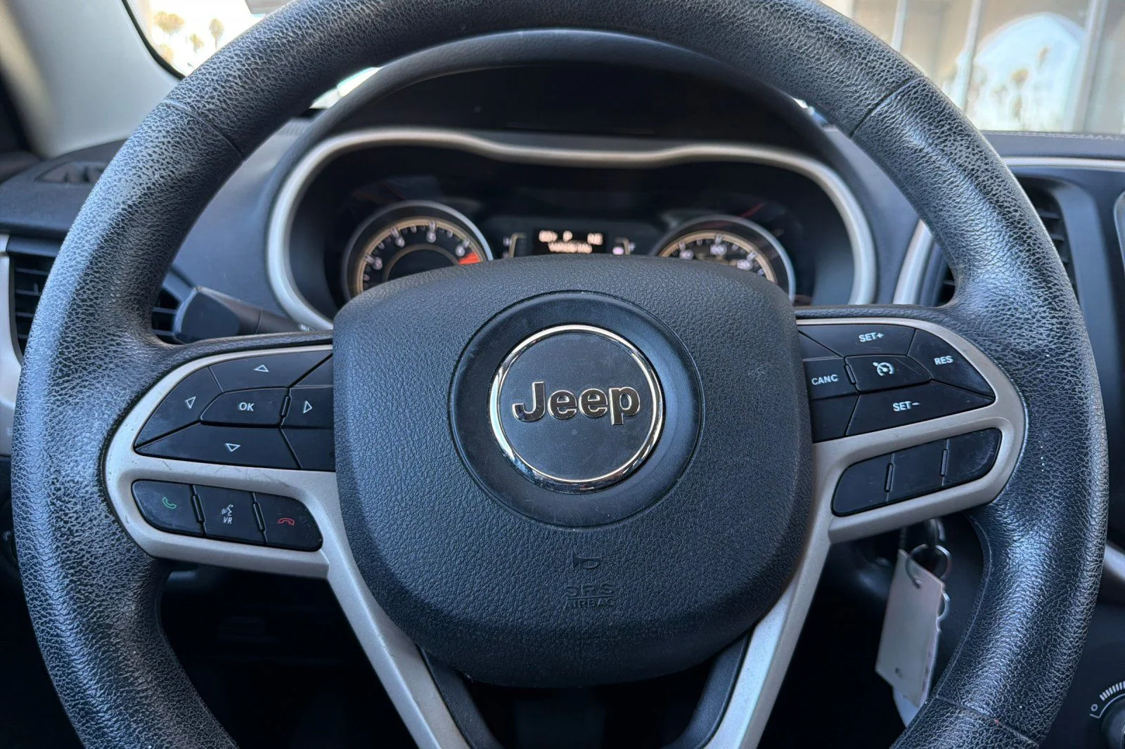 Used 2018 Silver Jeep Latitude image 24