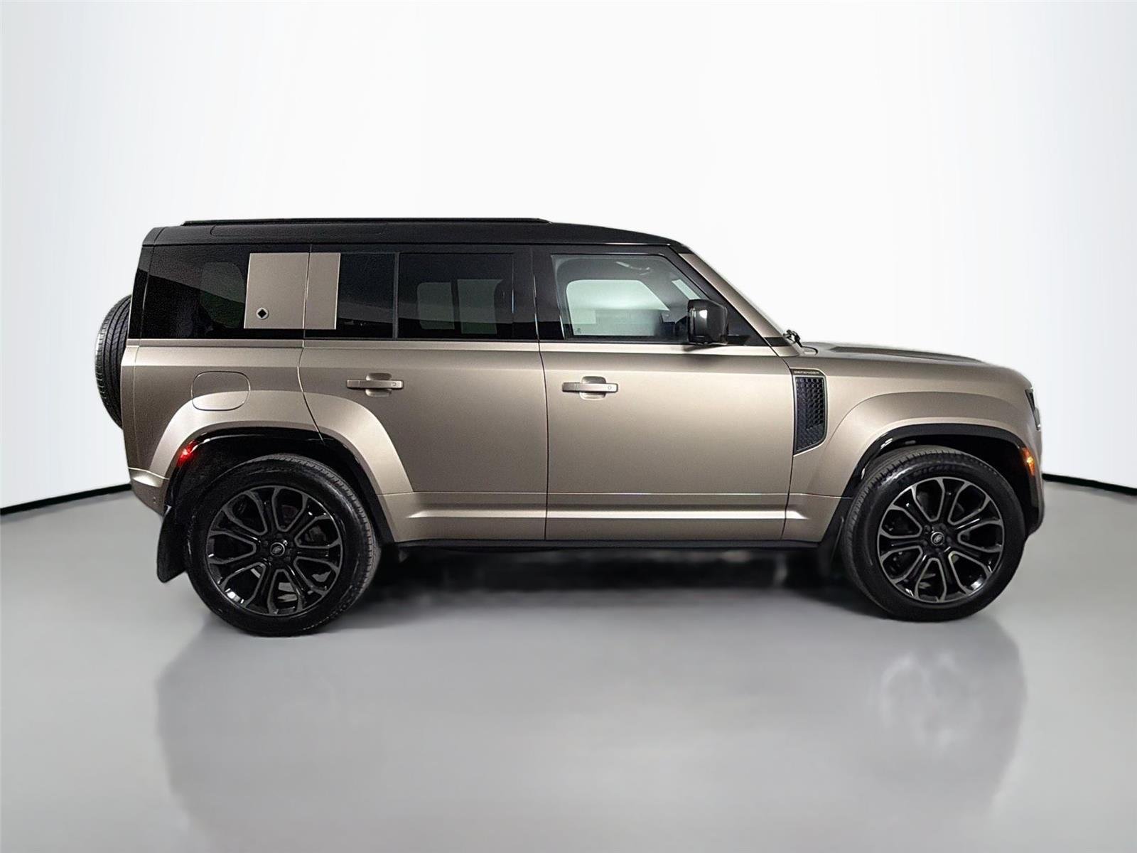 Certified Used 2025 Petra Copper Land Rover OCTA 635PS image 4