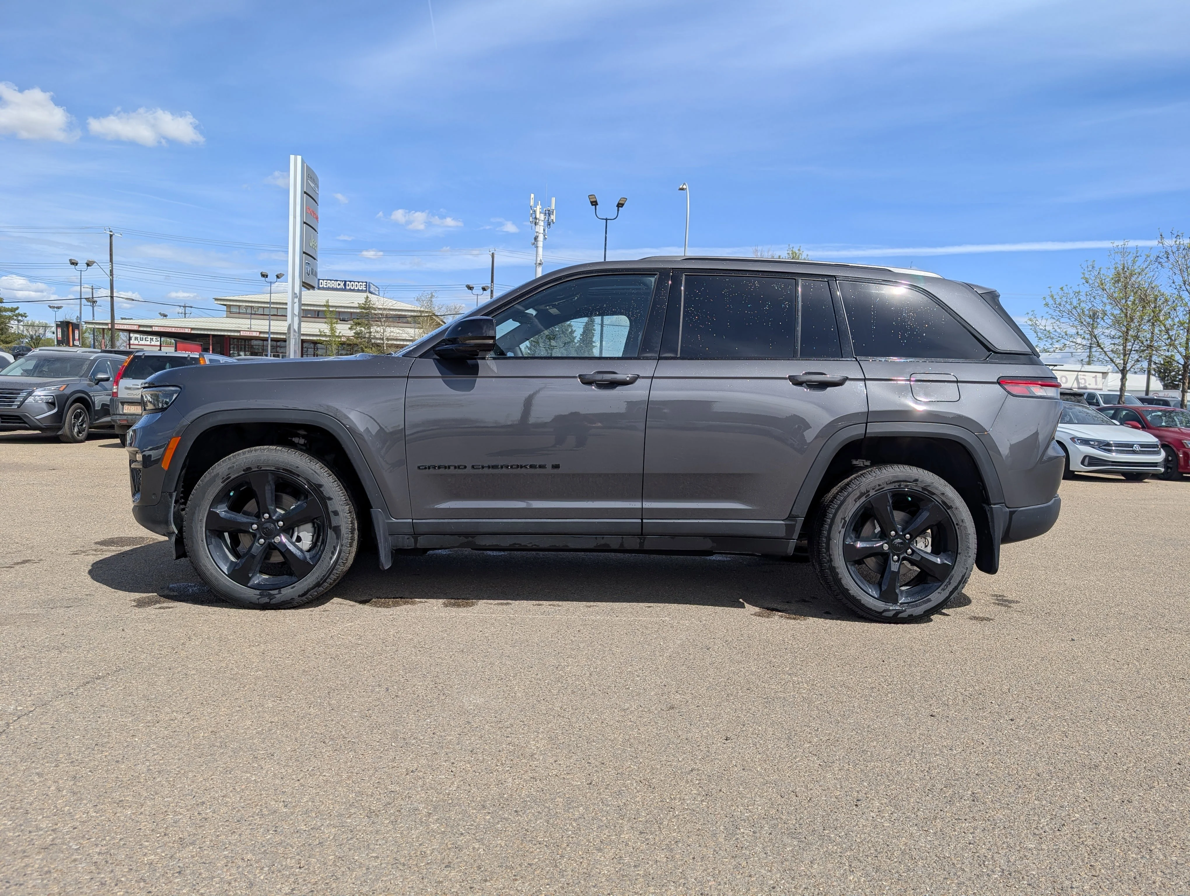 Used 2025 Baltic Grey Metallic Jeep Limited image 3